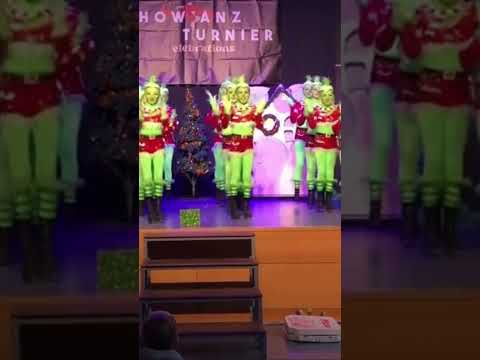 How the Grinch stole the Christmas show🎅 #christmas #christmasdance #christmashits #grinch #shorts