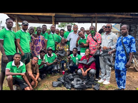 Generous man came all the way from UK to gift farmers in Nigeria some safety boots