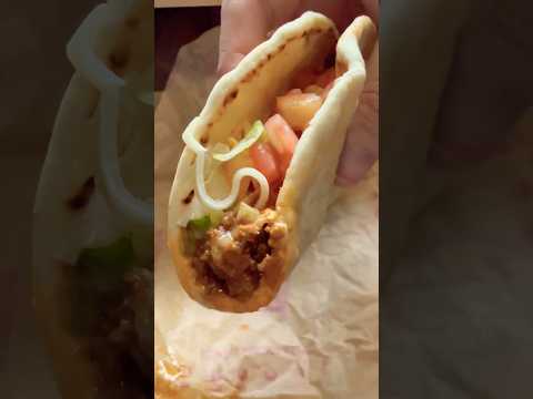 Taco Bell Gordita Supreme 🌮 #foodshorts #tacobell #gordita #foodreview #fastfood #spicy #lunch