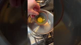 How to poach an egg! #poachedeggs #eggs #poaching #breakfast