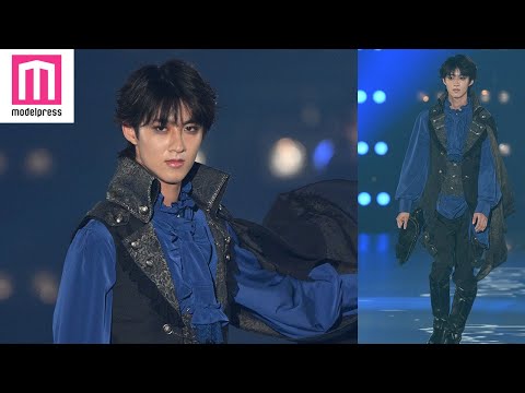 M!LK曽野舜太、囲み目メイクで印象ガラリ マントなびかせランウェイ【関西コレクション 2024 A／W】