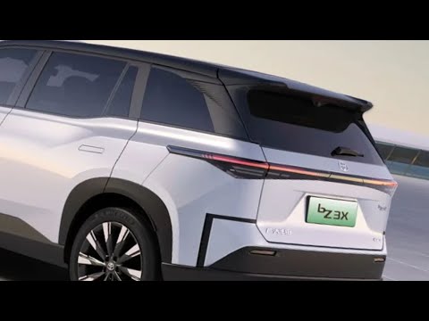 トヨタの「新型SUV」が発表されました。 「RAV4サイズ」で「約300万円」の価格で、メーカー初の「画期的な機能」を搭載! 25年3月に発売される「ちょうどいい」中国のモデル「bZ3X」とは?