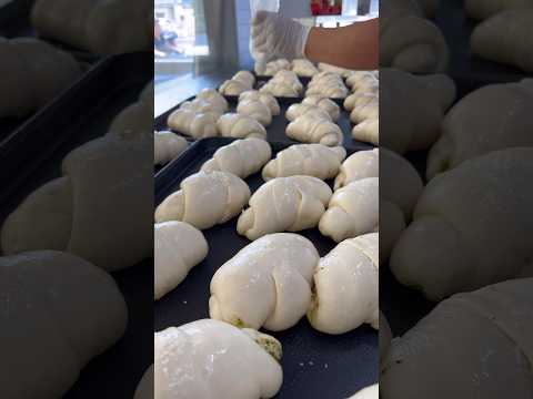 3,000 sold out every day! $1 salted butter roll bread / Korean street food