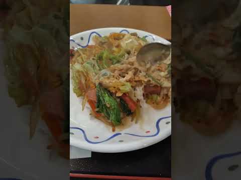 【沖縄のチャンポン】は、ご飯の上に野菜炒めが乗っていて旨い！