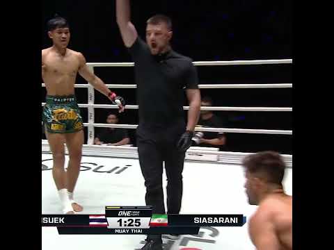 SIT DOWN 🪑 Khunsuek drops Mohammad Siasarani with a head kick en route to a unanimous decision win!