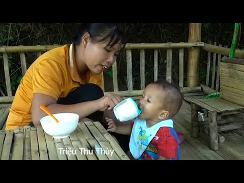 Single mother makes sticky rice cakes - and harvests rice and threshes it by hand.