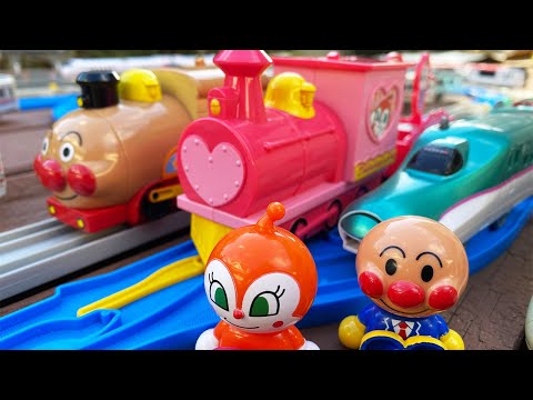 アンパンマン電車のおもちゃ☆色々な電車がいるプラレールのコースをドキンちゃんトレインが走行するよ【ウピさん＆upisch】