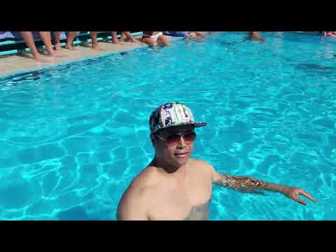 In Norwegian Encore Cruise swimming pool 코로나가 없는 세상 노르웨이젼 앙코르 크루즈 수영장에서