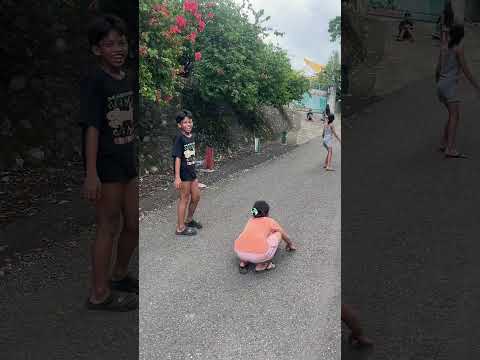 菲律賓鄉下的小孩在玩排球｜Children in the Philippines countryside are playing volleyball