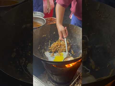 Asian Street Food #eggnoodles #stirfry