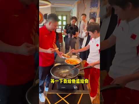 全红婵亲手做的西红柿炒鸡蛋，全妹：谁要吃？梦姐你要吃吗？现场笑翻了。#全红婵