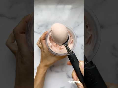 How to make a 1-ingredient strawberry frozen yoghurt in the Ninja CREAMi