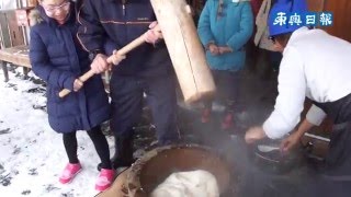 黒石「こみせ通り」で餅つき