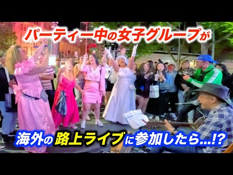 たまたま路上ライブで出会った女子グループの為にダンシングクイーンを弾いた結果...!?日本人ストリートミュージシャンの演奏で海外の街が盛り上がる！