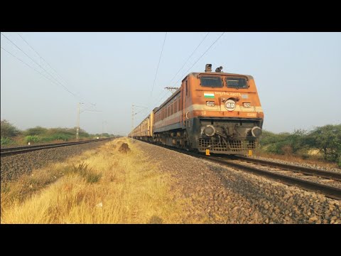 19003-Kandesh Express With Wap-4 Coming At Morning Time Full Speed