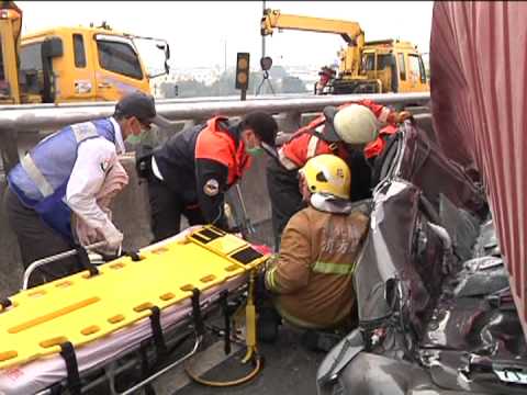 Miracle !! 2013 1120 Toyota VIOS traffic accident in TAIWAN