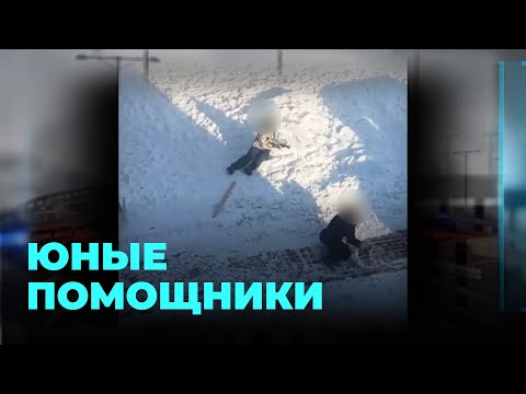 Пока коммунальщики раздумывали, школьники вручную очистили тротуар от льда