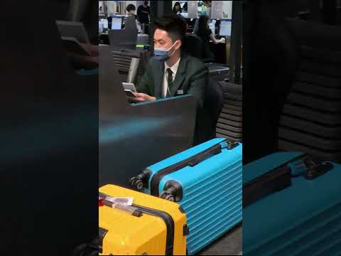 桃園機場長榮櫃臺很酷的服務人員｜Cool service staff at Evergreen counter at Taoyuan Airport