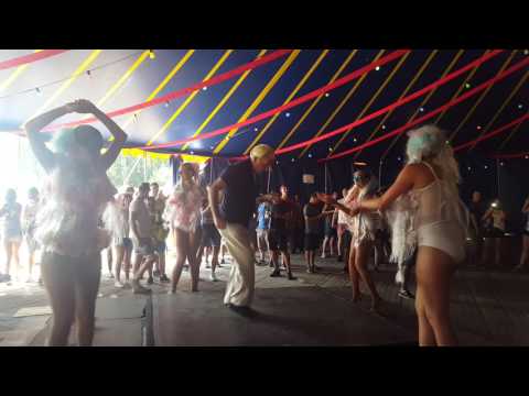 House opa gaat los met harem danseressen op Mystery Land 2016