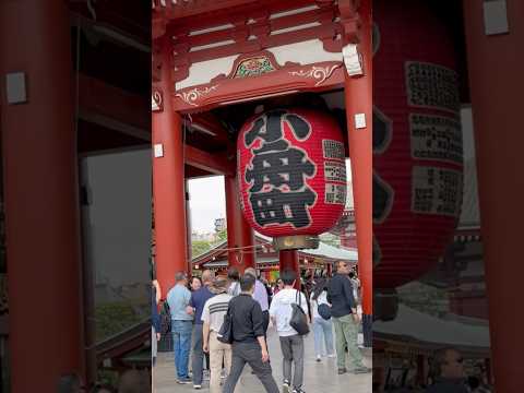 Iconic Kaminarimon (Thunder Gate) with its red lantern at Sensō-ji, Tokyo’s oldest Buddhist temple.