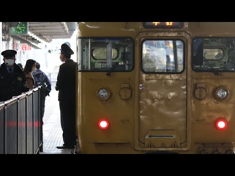 岡山駅を発車する115系300番台。