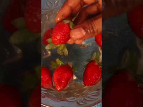 ఎండలకే అంత ఉంటే మనకు ఎంత ఉండాలి? #viralvideo #trending #trend #comedy #strawberry #juice #summer