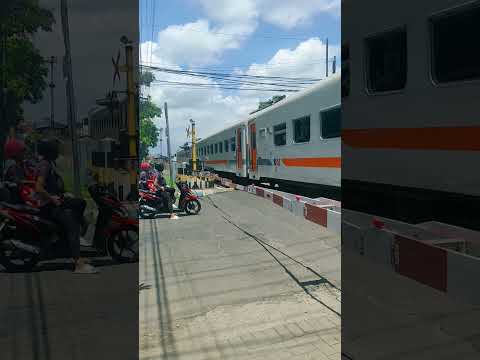 #shortvideo #keretaapi #keretaindonesia #indonesianrailroad #shortsvideo #train #kereta #kai #shorts