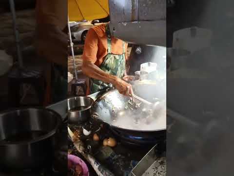 Street Fried Kway Teow In KL #shorts #youtubeshorts #eatingasmr #foodasmr #streetfood #kualalumpur