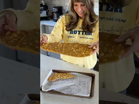 How to make peanut brittle candy. Great for a homemade gift! #peanutbrittle #candymaking #candies