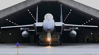 アイスランドの空軍基地からの米空軍F-15イーグル戦闘機の高速離陸。