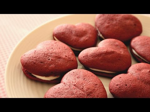 Red Velvet Heart Whoopie Pies Recipe | sweetco0kiepie