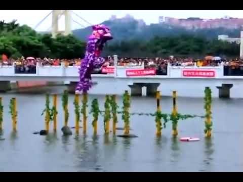 中国功夫真神奇，水上舞狮世无双。 Chinese Kongfu : Lion dance on the water