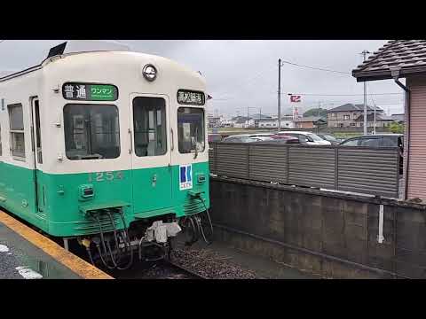 農学部前駅に入線する琴平電鉄高松築港行き列車