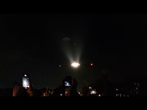 Pelosi's special plane landed at Taiwan's Songshan Airport, people cheered to welcome Pelosi