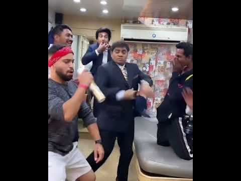 funny video munna bhai  😅😊😊👍        //Facebook.in/roshan_offical97