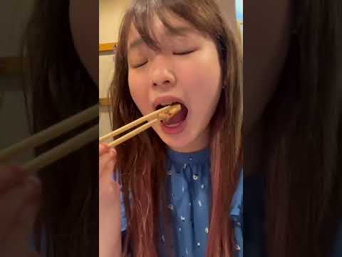 お好み焼きを食べる動画