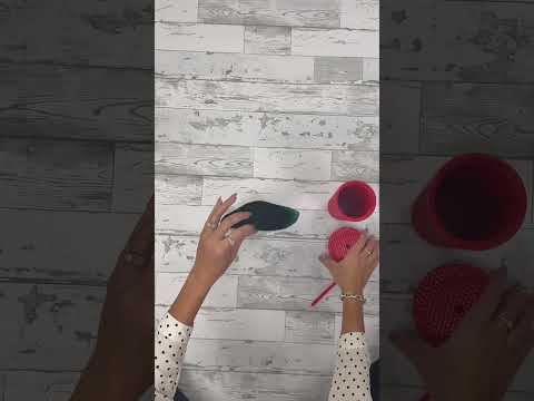 How to gift wrap a venti Starbucks cup! #giftwrapping #wrappinggifts