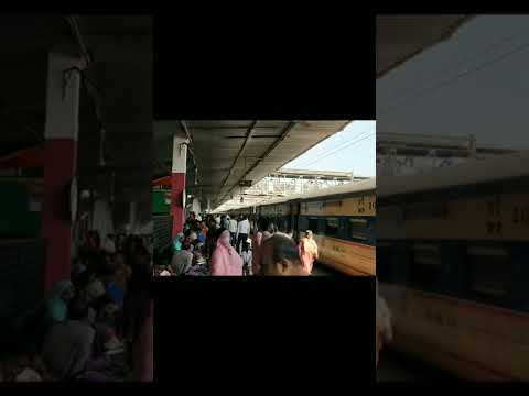 Surat Amravati Express Crazy Crowd At Surat Railway Station. #shorts #suratrailwaystation