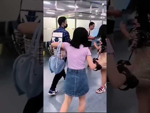 Xu kai help the fan who fall on airport