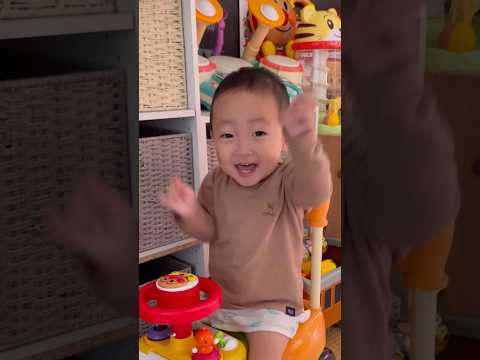 【癒し爆発】1歳の息子が音楽に合わせて手を振る姿が可愛すぎる💕#1歳 #癒し #shorts