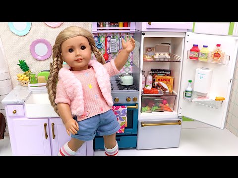 Play Dolls organise groceries in fridge!