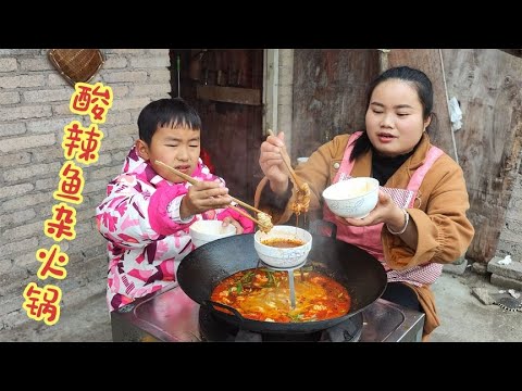 18元买了一盆鱼杂，做酸辣鱼杂火锅，蘸上辣椒蘸水，酸辣下饭【梅子美食】