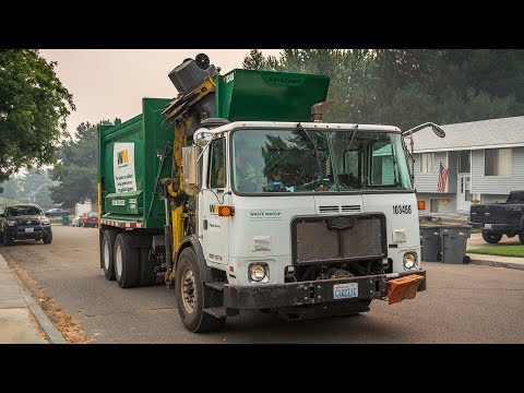 Autocar ACX - McNeilus AutoReach Garbage Truck