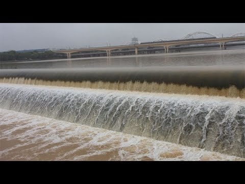 西安连降雨灞河河水上涨，滚滚洪水形成几百米长壮观瀑布，挺震撼