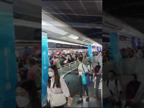 Very crowded‼️Train:LRT Kelana Jaya Line🚃/激込み💦のマレーシアの電車🇲🇾