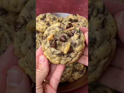 Doubletree Chocolate Chip Cookies Recipe with Oats and Walnuts #cookies #chocolatechipcookies