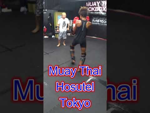 Beginner kickboxing pad practice Women's experience Kickboxing gym Muay Thai Hostel Tokyo airbnb