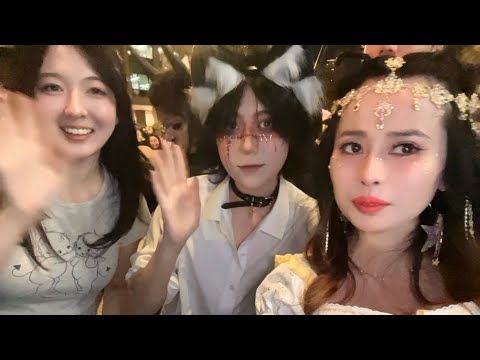 紐約曼哈頓萬聖節50000人遊行Halloween 2024 in Manhattan, New York主題為「喵」(Meow)，來自文化政治和「無孩貓女郎」(Childless Cat Lady)