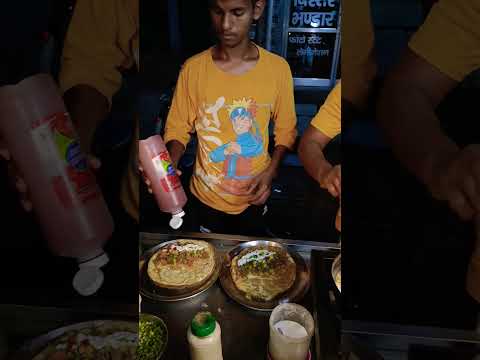 दूर से लोग ऑमलेट खाने के लिए आते हैं😱#streetfood #trendingshorts