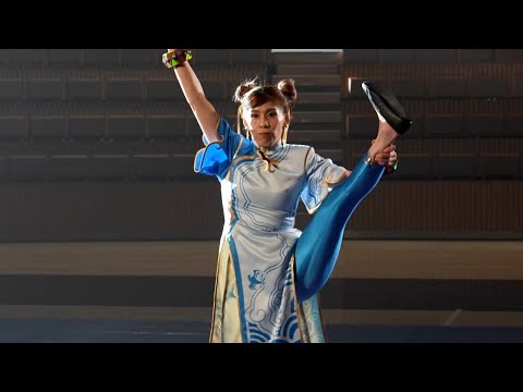 Saori Yoshida showcased her balance with a splendid "Y" pose while cosplaying as Chun-Li.